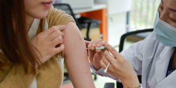 Hy vọng từ vaccine ngăn ngừa và trị ung thư