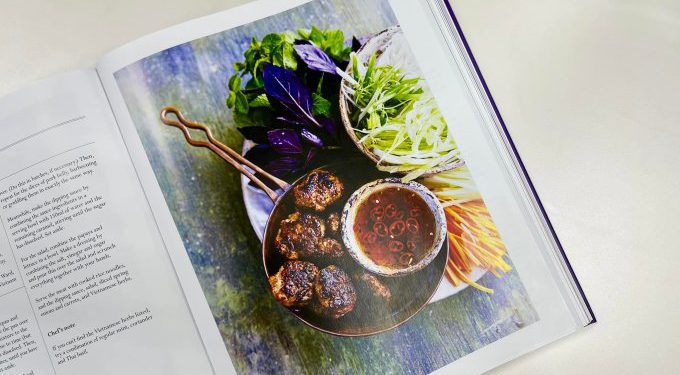 Bún chả vào sách nấu ăn nhân 70 năm trị vì của Nữ hoàng