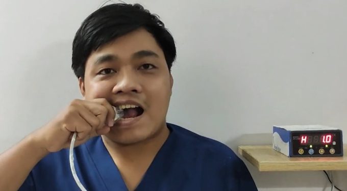 Bác sĩ trẻ nghiên cứu máy đo lực cắn