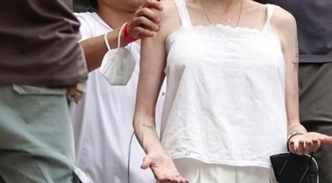 Pax Thiên theo mẹ Angelina Jolie đi làm phim