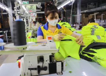 Công nhân mong giảm tuổi hưu hơn hạ năm đóng BHXH