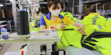 Công nhân mong giảm tuổi hưu hơn hạ năm đóng BHXH