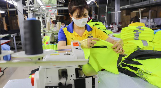 Công nhân mong giảm tuổi hưu hơn hạ năm đóng BHXH