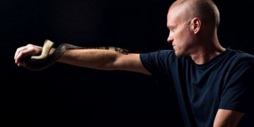 Người đàn ông để rắn độc cắn hơn 200 lần