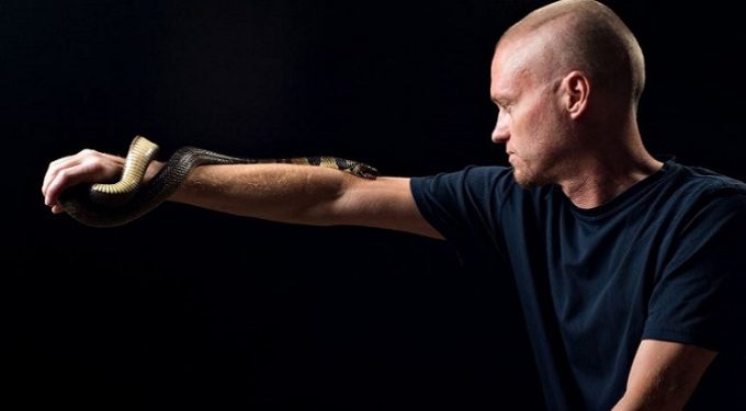 Người đàn ông để rắn độc cắn hơn 200 lần