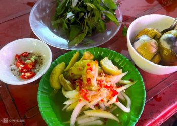 Hàng trứng vịt lộn ăn kèm cóc ngâm đắt khách