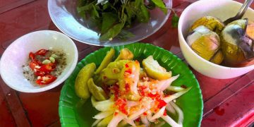 Hàng trứng vịt lộn ăn kèm cóc ngâm đắt khách