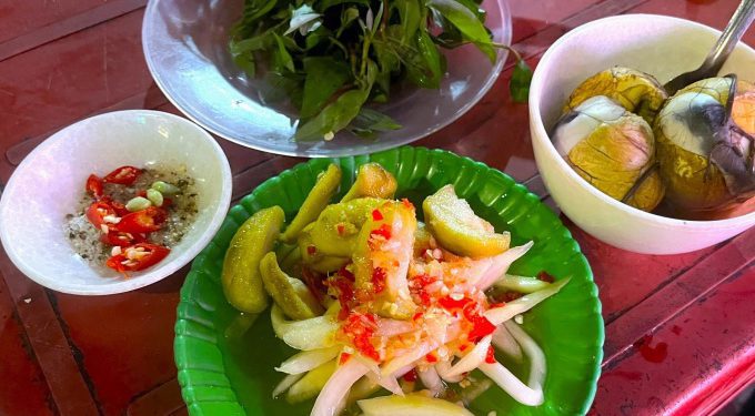 Hàng trứng vịt lộn ăn kèm cóc ngâm đắt khách