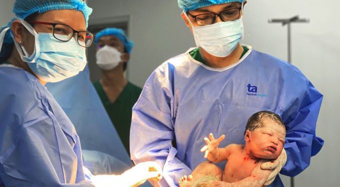 Biến chứng vỡ tử cung, nhau cài răng lược ở sản phụ có sẹo mổ cũ