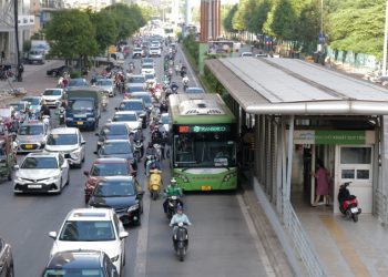 Xe BRT bị các phương tiện khác lấn làn. Ảnh: Ngọc Thành