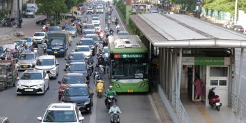 Xe BRT bị các phương tiện khác lấn làn. Ảnh: Ngọc Thành