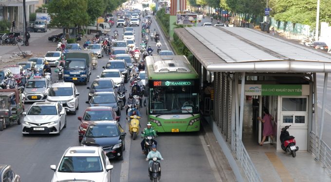 Xe BRT bị các phương tiện khác lấn làn. Ảnh: Ngọc Thành