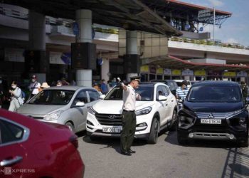 Lượng phương tiện cá nhân tăng cao ở sân bay Nội Bài. Ảnh: NIA