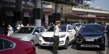 Lượng phương tiện cá nhân tăng cao ở sân bay Nội Bài. Ảnh: NIA