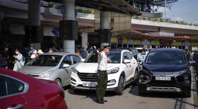 Lượng phương tiện cá nhân tăng cao ở sân bay Nội Bài. Ảnh: NIA