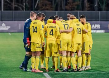 Cầu thủ Pau họp đội trước trận, trên sân Nouste Camp mùa 2021-2022. Ảnh: PauFC