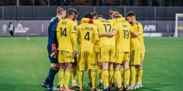 Cầu thủ Pau họp đội trước trận, trên sân Nouste Camp mùa 2021-2022. Ảnh: PauFC