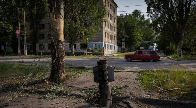 Hai thành phố Ukraine thành rốn hỏa lực của pháo binh Nga