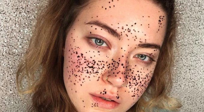 Mốt vẽ henna lên mặt bị chỉ trích