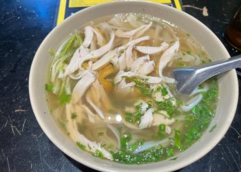 Một bát phở 40.000 đồng, tăng 5.000 đồng so với trước tại Hà Đông (Hà Nội). Ảnh: Anh Minh