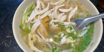 Một bát phở 40.000 đồng, tăng 5.000 đồng so với trước tại Hà Đông (Hà Nội). Ảnh: Anh Minh