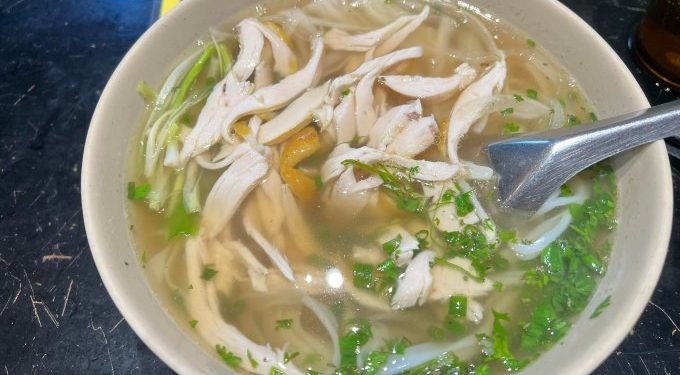 Một bát phở 40.000 đồng, tăng 5.000 đồng so với trước tại Hà Đông (Hà Nội). Ảnh: Anh Minh