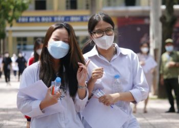 Thí sinh thoải mái sau khi kết thúc bài thi môn Văn vào lớp 10 THPT tại Hà Nội năm 2022. Ảnh: Thanh Hằng