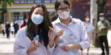 Thí sinh thoải mái sau khi kết thúc bài thi môn Văn vào lớp 10 THPT tại Hà Nội năm 2022. Ảnh: Thanh Hằng