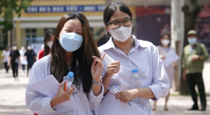 Thí sinh thoải mái sau khi kết thúc bài thi môn Văn vào lớp 10 THPT tại Hà Nội năm 2022. Ảnh: Thanh Hằng