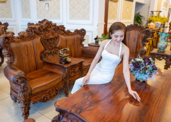 Bộ sofa gỗ cao cấp Hoàng Gia Super Luxury 12 món. Ảnh: Sơn Đông