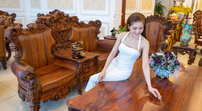 Bộ sofa gỗ cao cấp Hoàng Gia Super Luxury 12 món. Ảnh: Sơn Đông