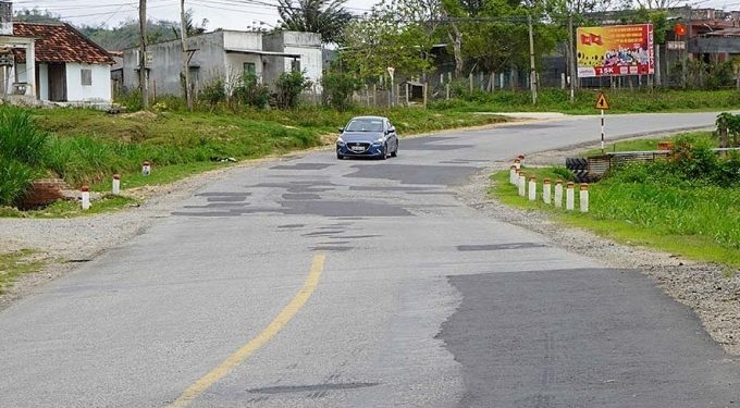 Đoạn đường qua huyện Đăk Pơ sắp được nâng cấp, cải tạo. Ảnh: Trần Hoá