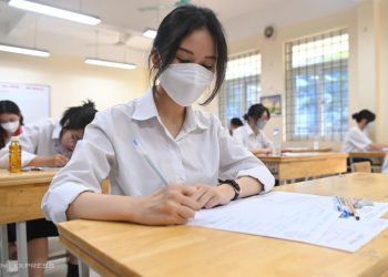 Thí sinh dự thi tốt nghiệp THPT tại Hà Nội điền thông tin vào giấy nháp trước giờ thi môn Ngữ văn, sáng 7/7. Ảnh: Giang Huy