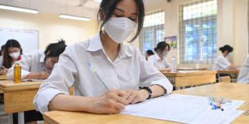 Thí sinh dự thi tốt nghiệp THPT tại Hà Nội điền thông tin vào giấy nháp trước giờ thi môn Ngữ văn, sáng 7/7. Ảnh: Giang Huy