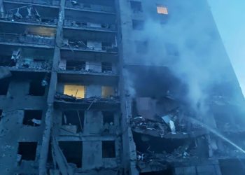 Hiện trường chung cư nghi bị trúng tên lửa Nga tại Bilhorod-Dnistrovskyi, tây nam Ukraine ngày 1/7. Ảnh: AFP.