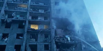 Hiện trường chung cư nghi bị trúng tên lửa Nga tại Bilhorod-Dnistrovskyi, tây nam Ukraine ngày 1/7. Ảnh: AFP.