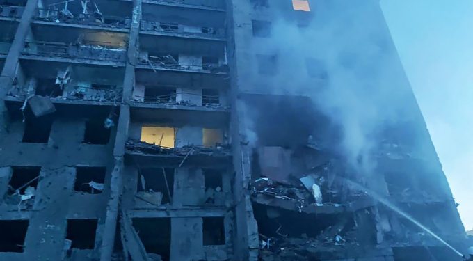 Hiện trường chung cư nghi bị trúng tên lửa Nga tại Bilhorod-Dnistrovskyi, tây nam Ukraine ngày 1/7. Ảnh: AFP.