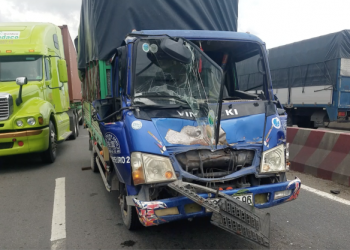 Đầu xe tải biến dạng sau tai nạn liên hoàn. Ảnh: Đình Văn