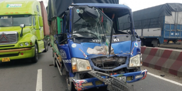 Đầu xe tải biến dạng sau tai nạn liên hoàn. Ảnh: Đình Văn