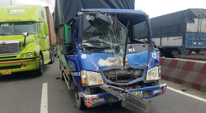 Đầu xe tải biến dạng sau tai nạn liên hoàn. Ảnh: Đình Văn