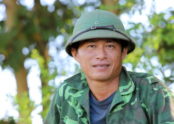 Nguyễn Đình Vinh kể về cuộc sống ở vùng khí hậu khắc nghiệt Hương Khê, Hà Tĩnh. Ảnh: Đức Hùng