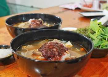 Món bún gỏi dà được phục vụ thực khách ở TP HCM.