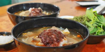 Món bún gỏi dà được phục vụ thực khách ở TP HCM.