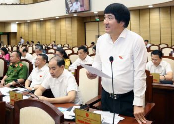 Đại biểu Phạm Đình Đoàn phát biểu tại phiên thảo luận sáng 6/7. Ảnh: Xuân Hải