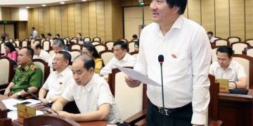 Đại biểu Phạm Đình Đoàn phát biểu tại phiên thảo luận sáng 6/7. Ảnh: Xuân Hải