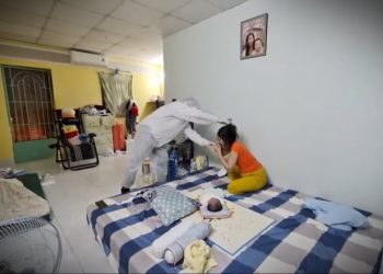 Một tình nguyện viên mang oxy cho một bệnh nhân Covid-19 và con nhỏ trong phim. Ảnh: Galaxy