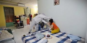 Một tình nguyện viên mang oxy cho một bệnh nhân Covid-19 và con nhỏ trong phim. Ảnh: Galaxy