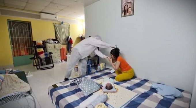 Một tình nguyện viên mang oxy cho một bệnh nhân Covid-19 và con nhỏ trong phim. Ảnh: Galaxy