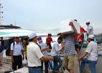 Du khách đưa hàng hóa từ Lý Sơn vào đất liền ở cảng Sa Kỳ. Ảnh: Phạm Linh