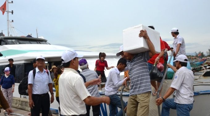 Du khách đưa hàng hóa từ Lý Sơn vào đất liền ở cảng Sa Kỳ. Ảnh: Phạm Linh